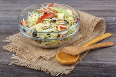 Taze sebze ve ahşap arka plan üzerinde yemekleri sebze salatası.