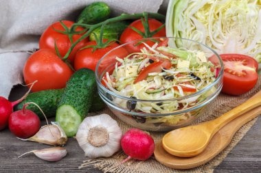 Taze sebze ve ahşap arka plan üzerinde yemekleri sebze salatası.