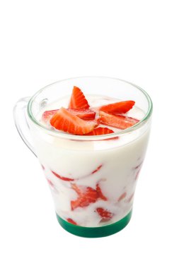 Beyaz arka planda izole edilmiş, ekşi kremalı taze çilek..