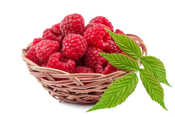 Früchte Himbeeren Weidenschale Isoliert Auf Weißem Hintergrund — Stockfoto