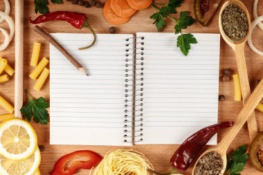 Sebze ve meyve, baharat ve bir yemek kitabı ile dilimlenmiş