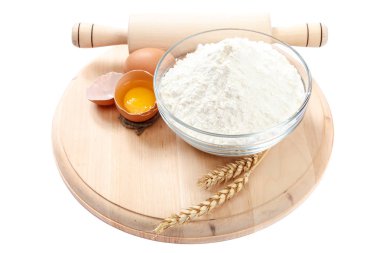 Beyaz arka plan kulaklara buğday unu yumurta