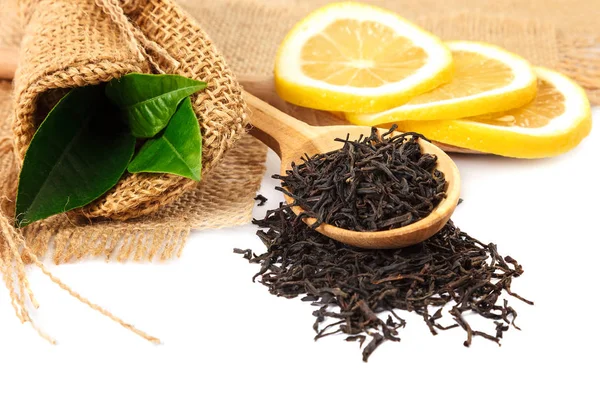 Černý čaj v dřevěnou lžící izolovaných na bílém pozadí — Stock fotografie