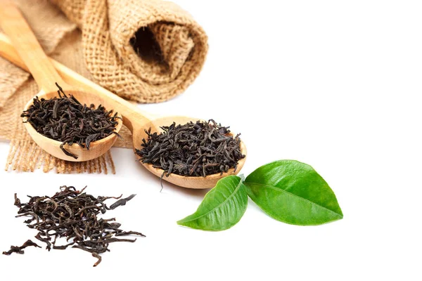 Czarna herbata w drewnianą łyżką na białym tle — Zdjęcie stockowe