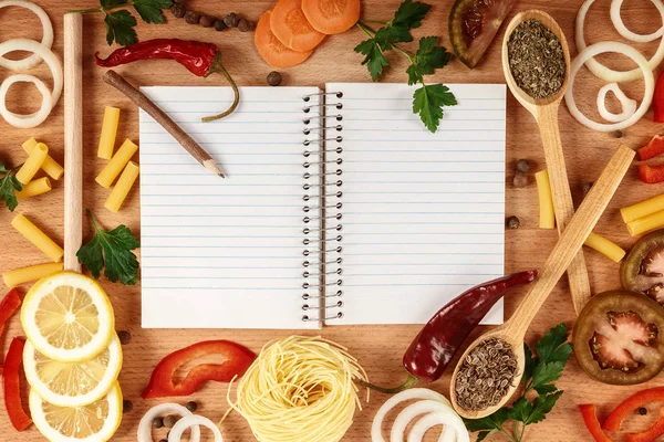 Conjunto de legumes e frutas em fatias, com especiarias e um livro de receitas — Fotografia de Stock