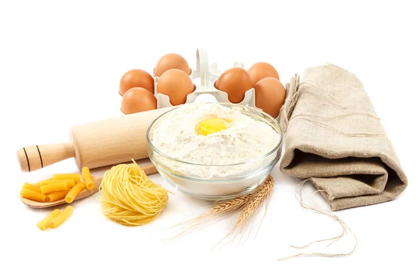 Farina uova spighe di grano su sfondo bianco — Foto Stock