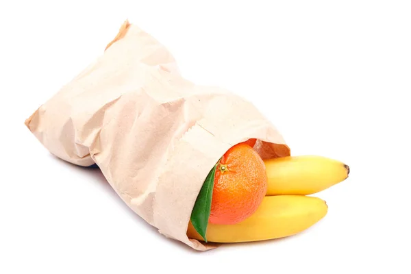 Plátanos frescos, limón, mandarinas, manzanas en una bolsa de papel —  Fotos de Stock