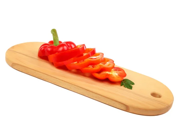 Plakjes paprika op een houten snijplank. — Stockfoto