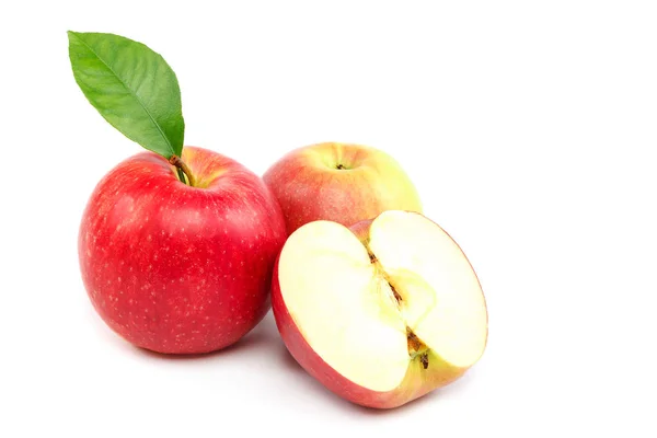 Manzanas frescas aisladas sobre un fondo blanco — Foto de Stock