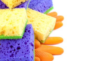 Lastik eldiven beyaz zemin üzerine sünger ile.