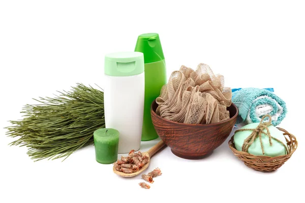 Hygieneartikel, Shampoo, Handtuch, Waschlappen isoliert auf weiß — Stockfoto