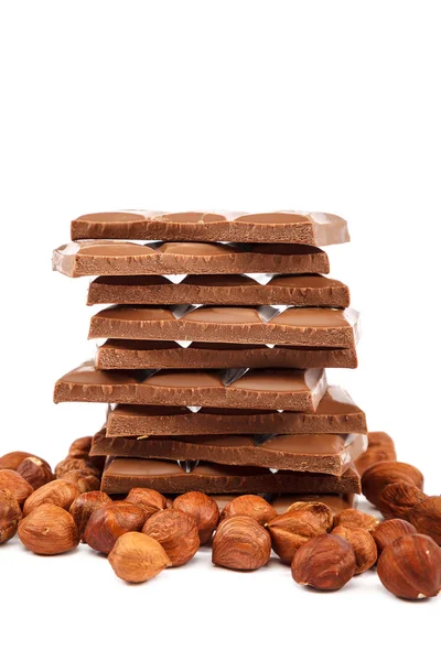 Baldosas de chocolate y nueces sobre fondo blanco Fotos de stock libres de derechos