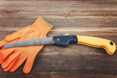 Bahçe katlanır ahşap iş eldivenleri ile gördüm