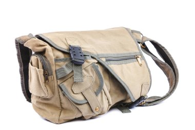 Beyaz arka plan üzerinde rahat kumaş spor çanta.