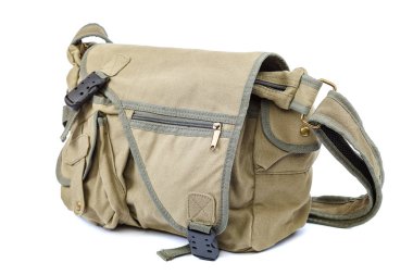 Beyaz arka plan üzerinde rahat kumaş spor çanta.