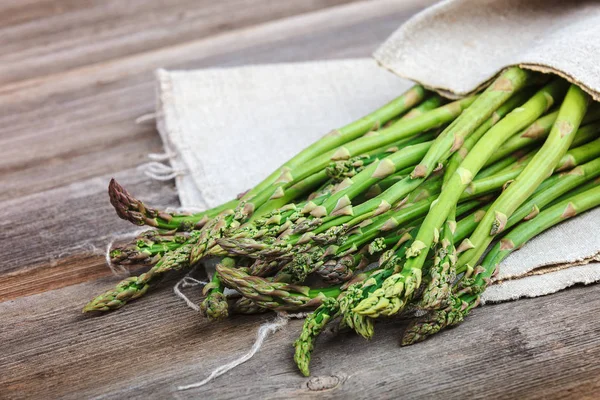 Sparris grön färsk på en trä bakgrund — Stockfoto