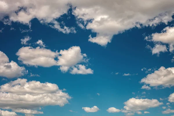 Cielo blu primaverile con soffici nuvole bianche . — Foto Stock