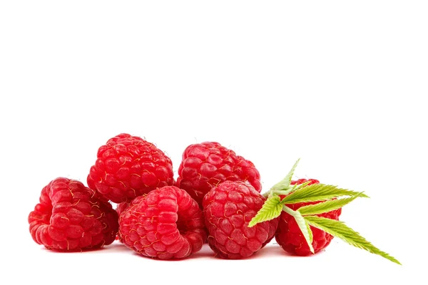 Frutas framboesas isoladas sobre um fundo branco — Fotografia de Stock