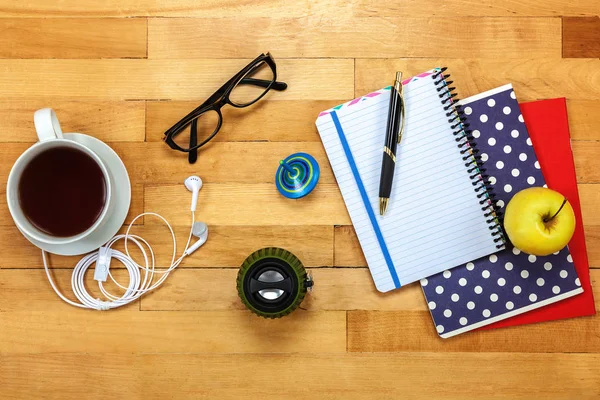 Carnets, stylo, lunettes, pomme sur bois . — Photo