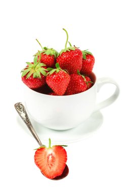 Beyaz arka planda izole edilmiş bir kasede taze çilekler.