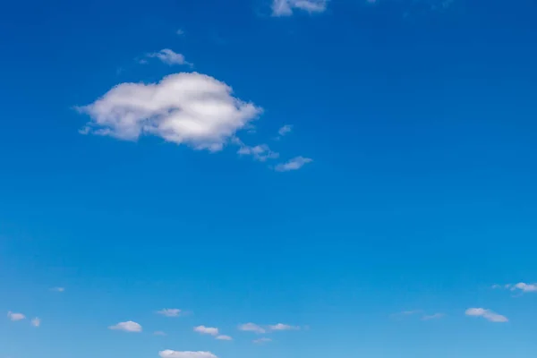 Голубое небо с белыми облаками на фоне — стоковое фото