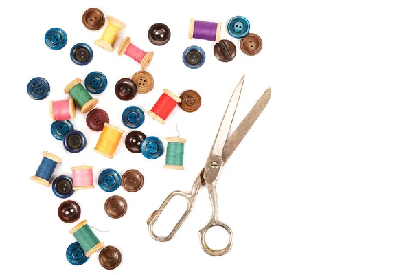 Rosca, botões, tesoura sobre fundo branco. Material de costura . — Fotografia de Stock