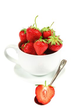 Beyaz arka planda izole edilmiş bir kasede taze çilekler.