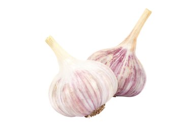 Beyaz arkaplanda taze sarımsak var.