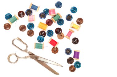 İplik, düğmeler, makas beyaz arka planda. Dikiş malzemeleri..