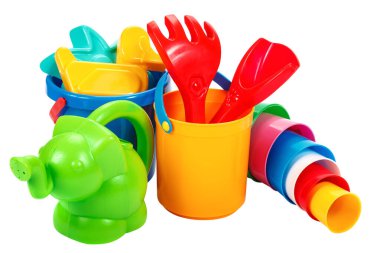 Beyaz sırtında izole bir şekilde kumlarda oynamak için çocuk oyuncakları.