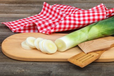 Ahşap bir arka plan üzerinde taze yeşil soğan