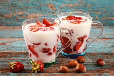 Taze çilek ve ekşi krema.