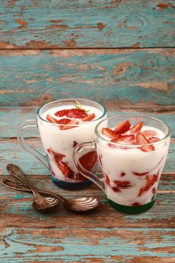 Taze çilek ve ekşi krema.