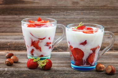 Taze çilek ve ekşi krema.