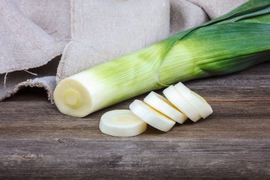 Ahşap bir arka plan üzerinde taze yeşil soğan