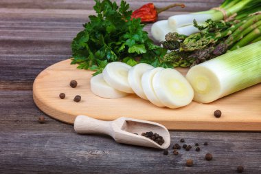 Kuşkonmaz, soğan ve maydanoz taze bir tahta üzerinde yeşil