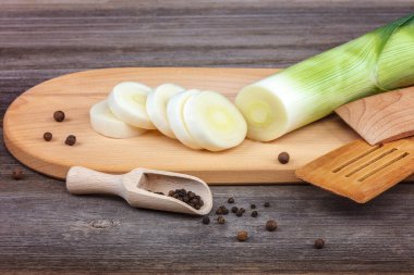 Ahşap bir arka plan üzerinde taze yeşil soğan