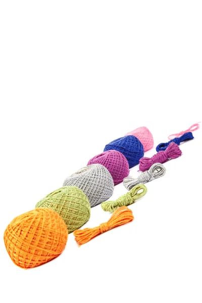 Escarpins de tricot à coudre colorés isolés sur fond blanc — Photo