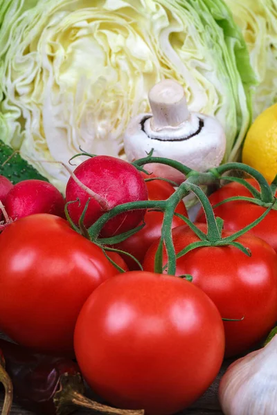 Légumes frais sur une planche à découper avec un couteau — Photo