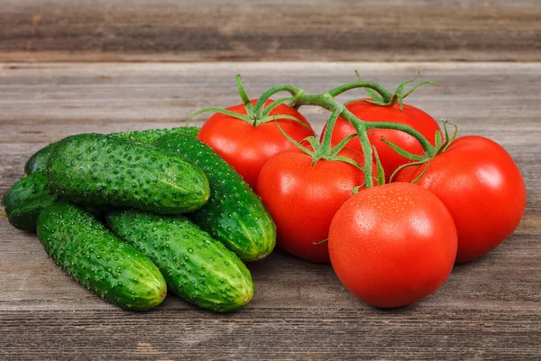 Pomodoro fresco e frutta di cetriolo su un legno — Foto Stock