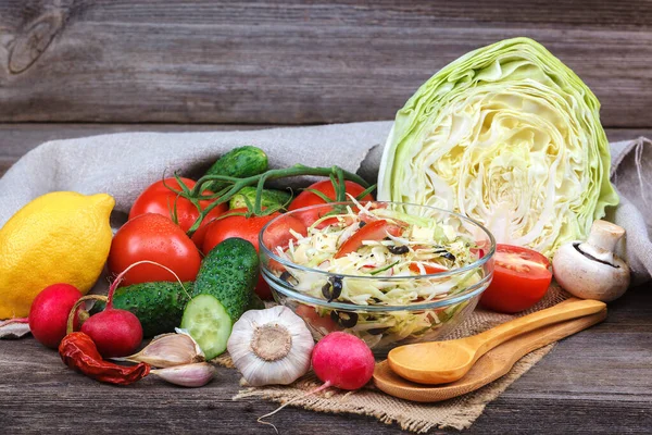 Свежие овощи и овощной салат в блюдах — стоковое фото