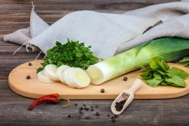 Kuşkonmaz, soğan ve maydanoz, taze bir ahşap zemin üzerine yeşil