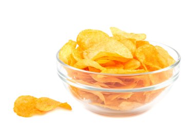 Beyaz arkaplanda izole edilmiş patates cipsi..