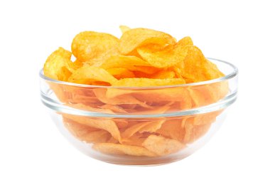 Beyaz arkaplanda izole edilmiş patates cipsi..