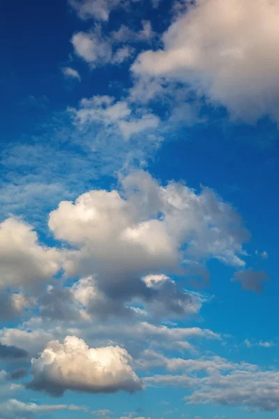 Blue sky with white clouds as a backdrop — Stock Photo, Image