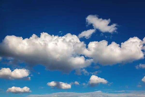 Blauwe lucht met witte wolken als achtergrond — Stockfoto