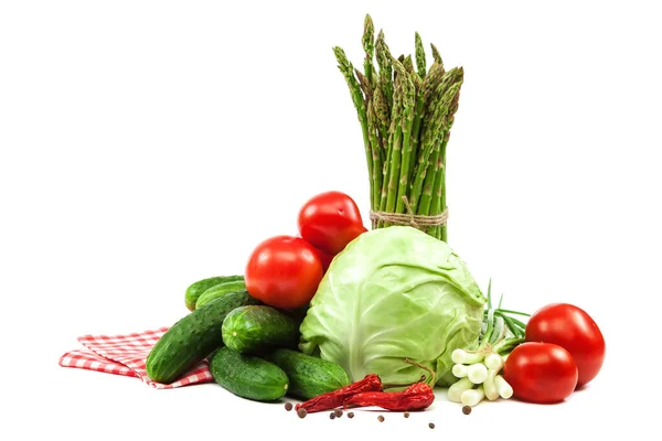 Verduras frescas aisladas sobre un fondo blanco — Foto de Stock