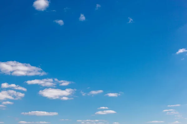 Cielo blu con nuvole bianche come sfondo — Foto Stock