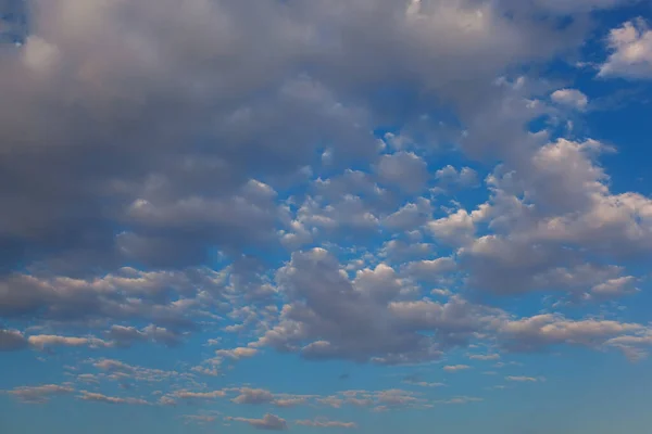 背景に白い雲のある青空 — ストック写真