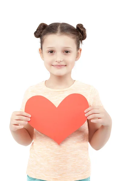 Маленькая светлая, радостная девочка с бумажным сердцем в руках. . — стоковое фото